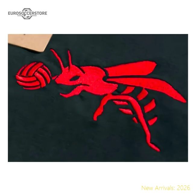 Outstanding Brentford The Bee 10 Retro Football T-shirt (black)