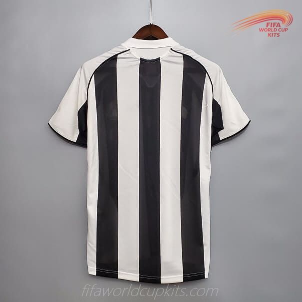 Home Game Soccer Uniform of Newcastle season 05-06