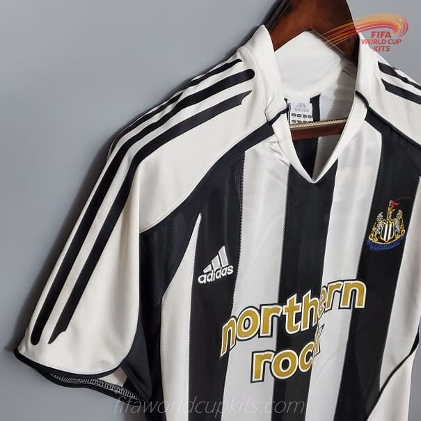 Home Game Soccer Uniform of Newcastle season 05-06