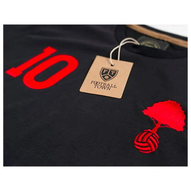 Nottingham The Tree 10 Retro Football T-Shirt (Black)