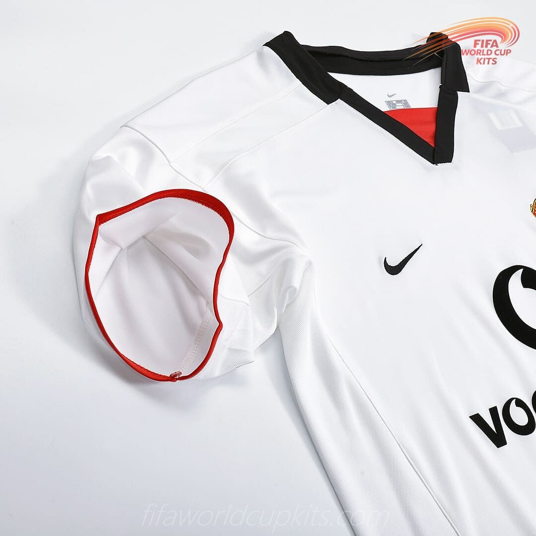 Manchester United Travel Football Shirt 02-03